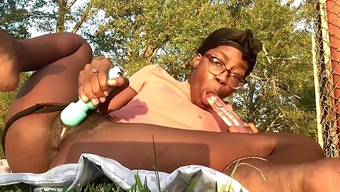 Sex on the bed for a young chick