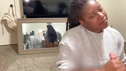 Smoking mistres tugjobsing her feet in the bathroom by foot girls